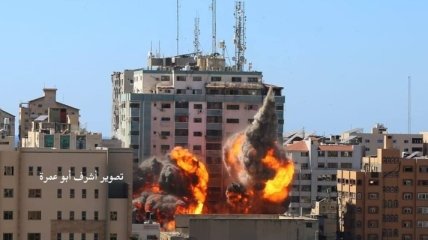 Сравнялась с землей: Израиль авиаударом уничтожил многоэтажку в Газе (фото, видео)