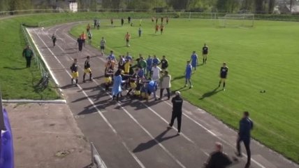 Украинские футболисты устроили побоище из-за арбитра (видео)