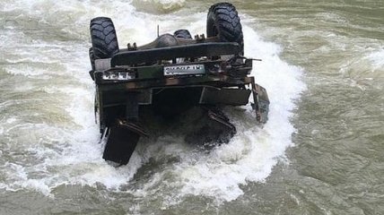 В Карпатах грузовик с туристами упал в реку: трое погибших