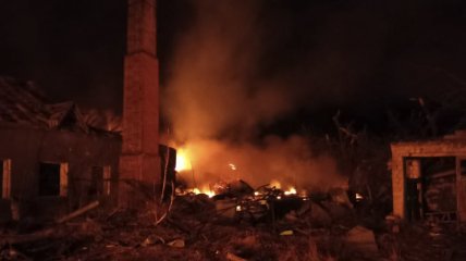 В результате ракетного удара уничтожены семь зданий