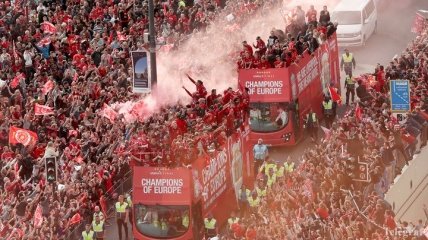 Ливерпуль провел парад в честь победы в Лиге чемпионов (Видео)