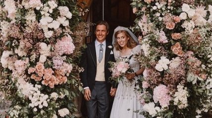Свадьба принцессы Беатрис: появились первые фото с тайного венчания в Виндзоре