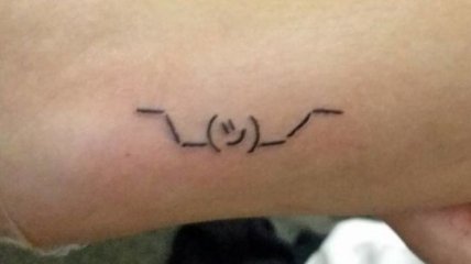 С юморком: у художницы, которая делает ужасные татуировки, нет отбоя от клиентов