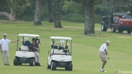 Барак Обама начал отпуск с игры в гольф (Видео)