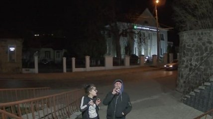 В Луцке пьяная пара сорвала флаг Украины: "герои" попали на фото