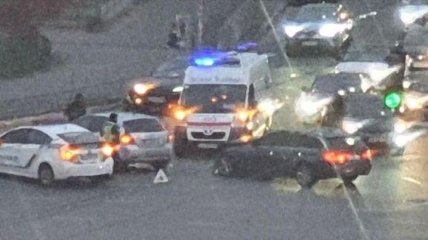 На Позняках в Киеве ДТП с тремя авто и пострадавшими: фото с места
