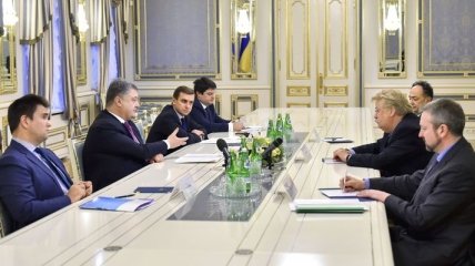 Порошенко и Брок обсудили российские военные провокации на Донбассе