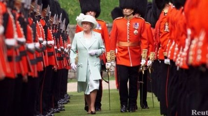В полку британской королевы завелась чесотка