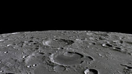 Гравитация Земли повреждает поверхность Луны