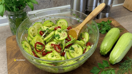 Салат із молодих кабачків