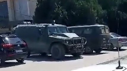 Путинские военные ездят за покупками в Крыму на БТР: эксклюзивное видео