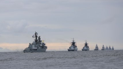 Росіяни "успішно відбили" атаку морських дронів на їхні кораблі: зараз екстрено евакуюють екіпаж у Чорному морі