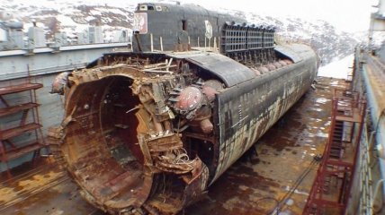 Залишки піднятого з дна підводного човна "Курськ"