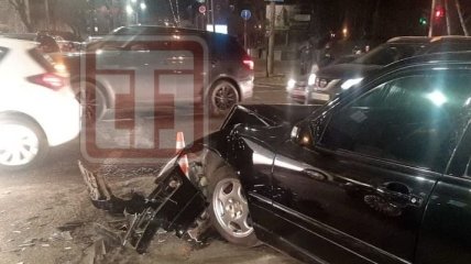 Солдат ВСУ устроил аварию на служебном авто в Киеве, пострадали две девушки (эксклюзивные фото)