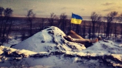 Бойцы "Азова" установили флаг Украины на передовой