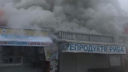 Пожар в Киеве: на одной из улиц горят МАФы