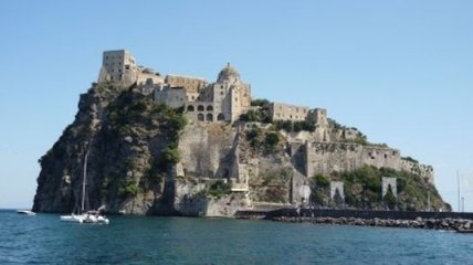 Итальянский остров-тюрьма заманивает туристов