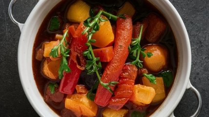 Тушковані овочі - не просто смачний, але й корисний гарнір  (зображення створено за допомогою ШІ)