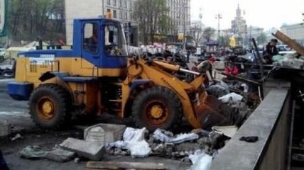 В Киеве начали убирать баррикады на улице Городецкого возле Крещатика