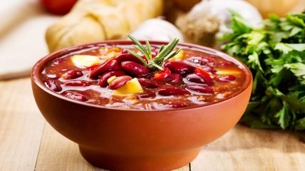 Прекрасный сытный суп с помидорами и фасолью