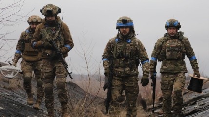 Украинские бойцы отбивают вражеские атаки