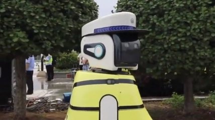 В Китае на улицы выпустили "робокопов" 