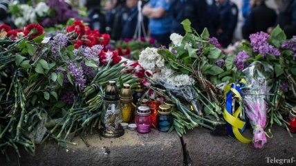 Жители Одессы несут цветы к Генконсульству РФ