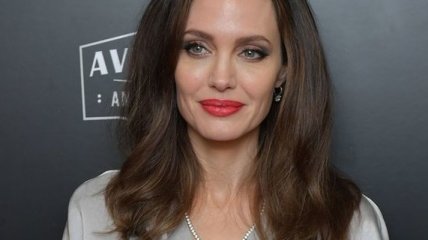 Анджелина Джоли в интересном платье произвела фурор