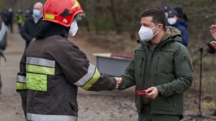 Пожар в Чернобыльской зоне: Зеленский наградил спасателей 