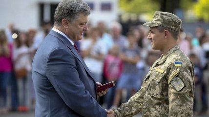 Порошенко вручил ордена летчикам-героям АТО