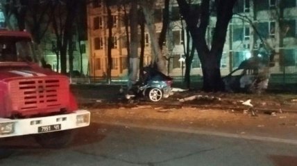 В Одессе BMW влетел в электроопору, от удара его разорвало на две части