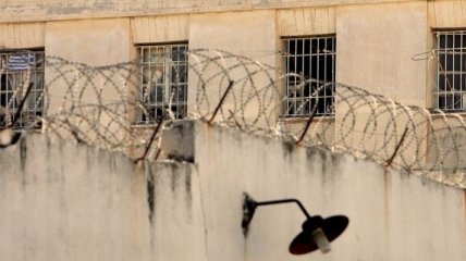Узник тюрьмы в Греции захватил шестерых заложников