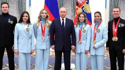 Російські спортсмени на зустрічі з путіним (Степанова – друга справа)