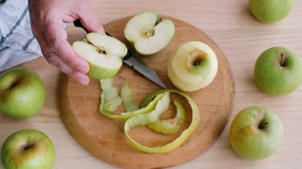 Из яблочной кожуры можно сварить отличный компот и не только