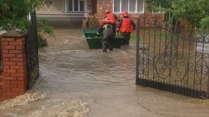 У Чернівецькій області паводок частково зруйнував дві дамби