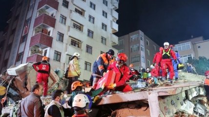 В Турции обрушился жилой многоэтажный дом, есть жертвы (Видео)