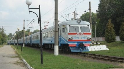 На Львівщині з поїзда прямо на залізничні колії випав хлопець: подробиці