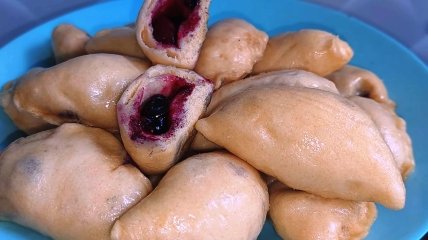 Смачні пухкі українські вареники з ягодами