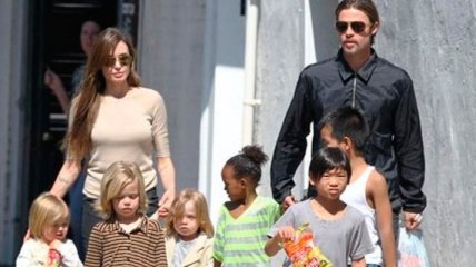 Анджелина Джоли хочет усыновить сразу трех сирот 
