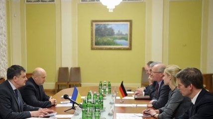 Турчинов и госсекретарь Меркель обсудили сотрудничество в сфере безопасности
