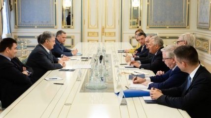Члены набсовета YES поздравили Порошенко с проведением демократических выборов