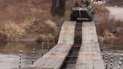 Украинские военные построили мост через Северский Донец