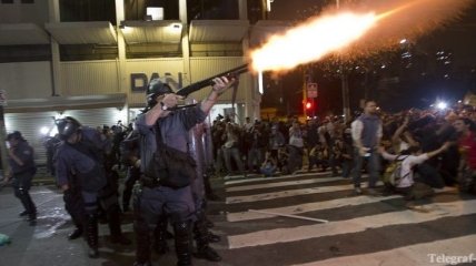 Полиция Бразилии применила спецсредства для разгона манифестаций