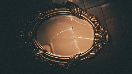 Розбите дзеркало відноситься до тих речей, які не варто зберігати вдома