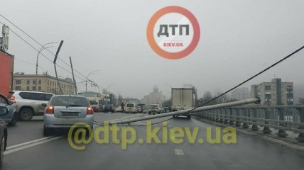 Шулявский мост в Киеве снова "устал" (фото и видео)