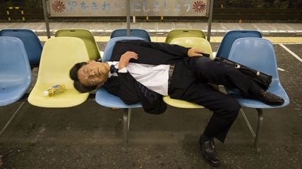 Смех до упаду: спящие японцы в публичных местах