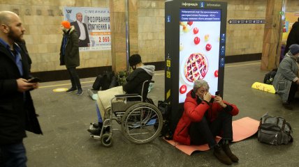 От обстрелов люди прячутся в метро. Киев. Фото Синица Александр/УНИАН