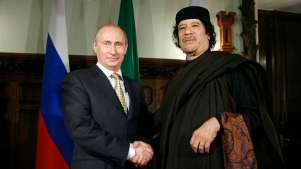 володимир путін і Муаммар Каддафі незадовго до вбивства останнього