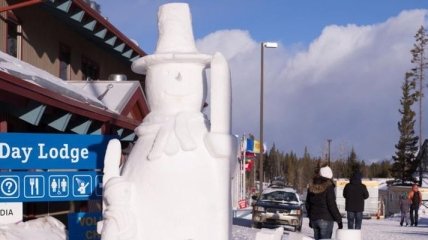 Забавный биатлонный снеговик Фрости в Канаде (Видео)