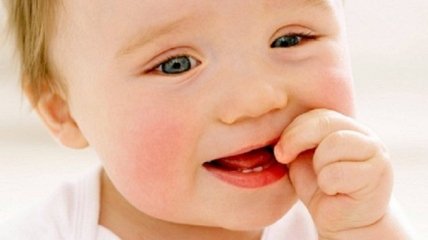 Как помочь ребенку, у которого режутся зубы 